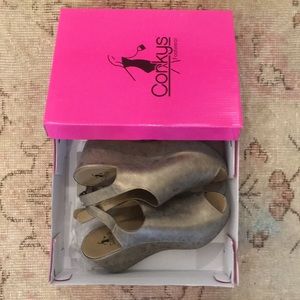 Corky’s brushed gold wedges sz. 8